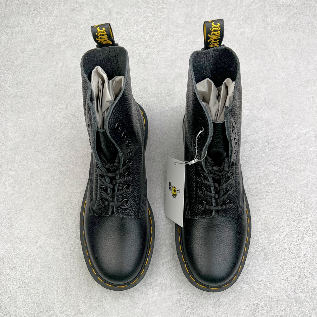 图片[2]-💰270 ＃原厂 Dr.Martens 马汀博士经典牛皮革舒适百撘马丁靴 马汀博士作为一个具有独特魅力的品牌 吸引了一群各具特色、而又崇尚本真精神的人 他们主张表达自我 他们每一个人都是世问独特的存在 从风格来看 马汀博士极简的鞋型轮廓 使鞋靴能轻松融入穿着者的造型 从而形成独具特色的风格 从实用性来看 耐穿舒适的体验感 为马汀博士成为街头潮流奠定了基础 从情感方面来看 这些具有辨识度的鞋子还是独特态度和权力赋予的象征 尺码：35 36 37 38 39 40 41 42 43 44 编码：Wby3936040-运动鞋