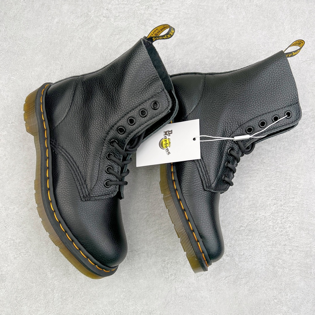 图片[3]-💰270 ＃原厂 Dr.Martens 马汀博士经典牛皮革舒适百撘马丁靴 马汀博士作为一个具有独特魅力的品牌 吸引了一群各具特色、而又崇尚本真精神的人 他们主张表达自我 他们每一个人都是世问独特的存在 从风格来看 马汀博士极简的鞋型轮廓 使鞋靴能轻松融入穿着者的造型 从而形成独具特色的风格 从实用性来看 耐穿舒适的体验感 为马汀博士成为街头潮流奠定了基础 从情感方面来看 这些具有辨识度的鞋子还是独特态度和权力赋予的象征 尺码：35 36 37 38 39 40 41 42 43 44 编码：Wby3936040-运动鞋