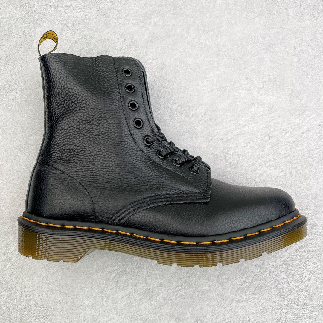 💰270 ＃原厂 Dr.Martens 马汀博士经典牛皮革舒适百撘马丁靴 马汀博士作为一个具有独特魅力的品牌 吸引了一群各具特色、而又崇尚本真精神的人 他们主张表达自我 他们每一个人都是世问独特的存在 从风格来看 马汀博士极简的鞋型轮廓 使鞋靴能轻松融入穿着者的造型 从而形成独具特色的风格 从实用性来看 耐穿舒适的体验感 为马汀博士成为街头潮流奠定了基础 从情感方面来看 这些具有辨识度的鞋子还是独特态度和权力赋予的象征 尺码：35 36 37 38 39 40 41 42 43 44 编码：Wby3936040-运动鞋