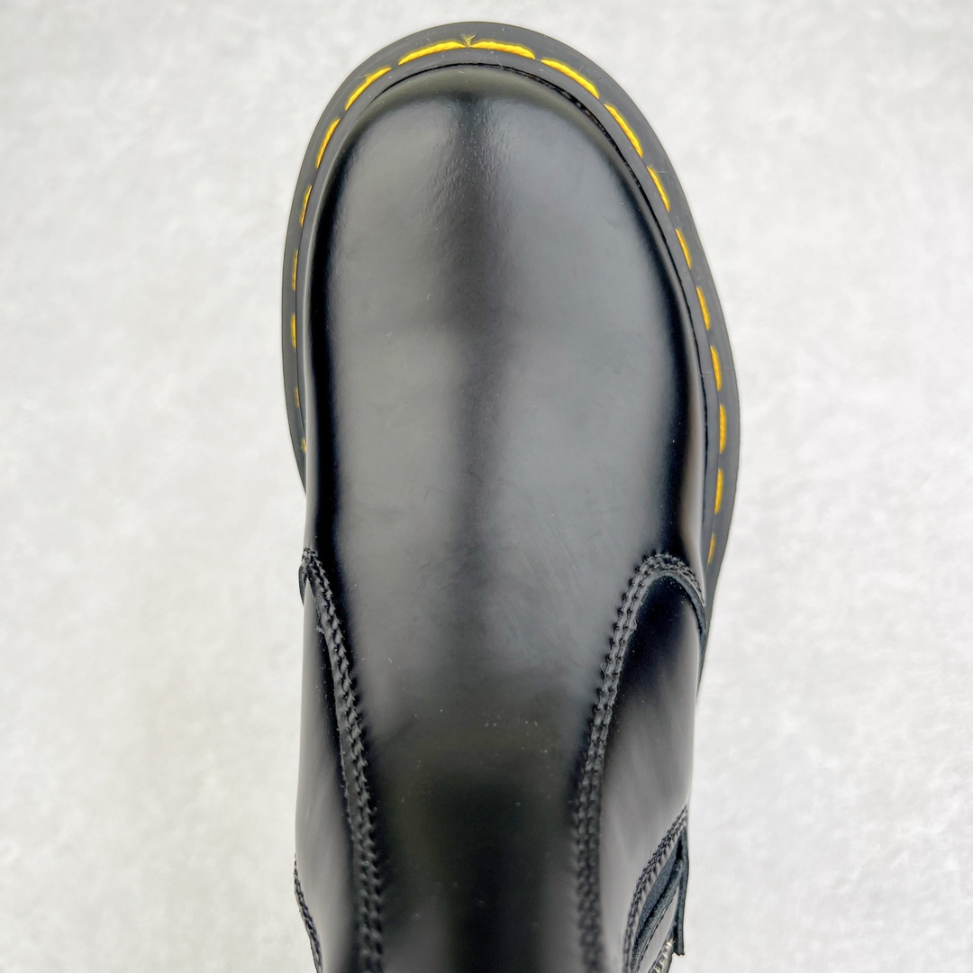 图片[4]-💰270 ＃原厂 Dr.Martens 马汀博士经典牛皮革舒适百撘马丁靴 马汀博士作为一个具有独特魅力的品牌 吸引了一群各具特色、而又崇尚本真精神的人 他们主张表达自我 他们每一个人都是世问独特的存在 从风格来看 马汀博士极简的鞋型轮廓 使鞋靴能轻松融入穿着者的造型 从而形成独具特色的风格 从实用性来看 耐穿舒适的体验感 为马汀博士成为街头潮流奠定了基础 从情感方面来看 这些具有辨识度的鞋子还是独特态度和权力赋予的象征 尺码：35 36 37 38 39 40 41 42 43 44 编码：Wby3936040-运动鞋