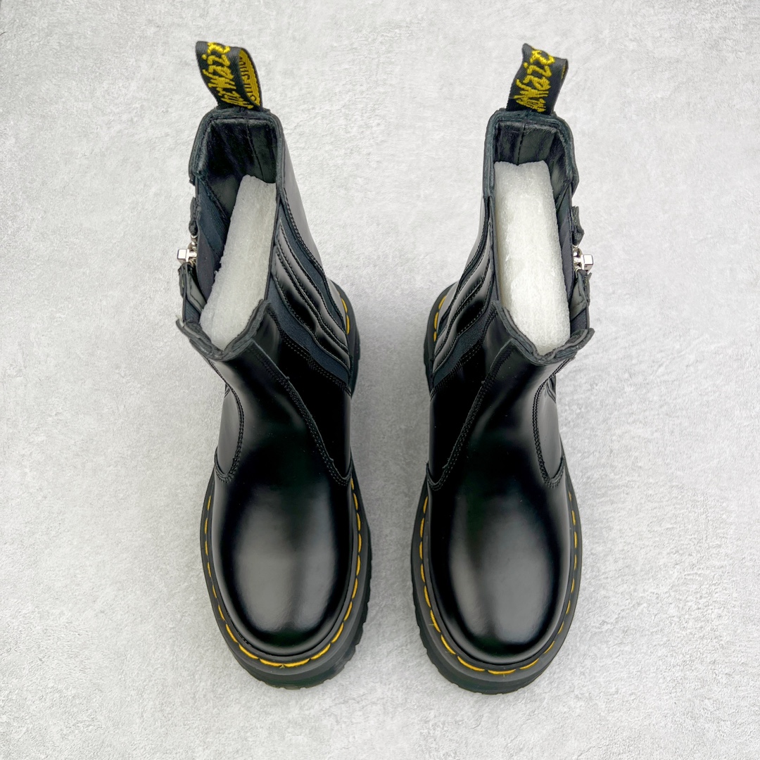 图片[2]-💰270 ＃原厂 Dr.Martens 马汀博士经典牛皮革舒适百撘马丁靴 马汀博士作为一个具有独特魅力的品牌 吸引了一群各具特色、而又崇尚本真精神的人 他们主张表达自我 他们每一个人都是世问独特的存在 从风格来看 马汀博士极简的鞋型轮廓 使鞋靴能轻松融入穿着者的造型 从而形成独具特色的风格 从实用性来看 耐穿舒适的体验感 为马汀博士成为街头潮流奠定了基础 从情感方面来看 这些具有辨识度的鞋子还是独特态度和权力赋予的象征 尺码：35 36 37 38 39 40 41 42 43 44 编码：Wby3936040-运动鞋