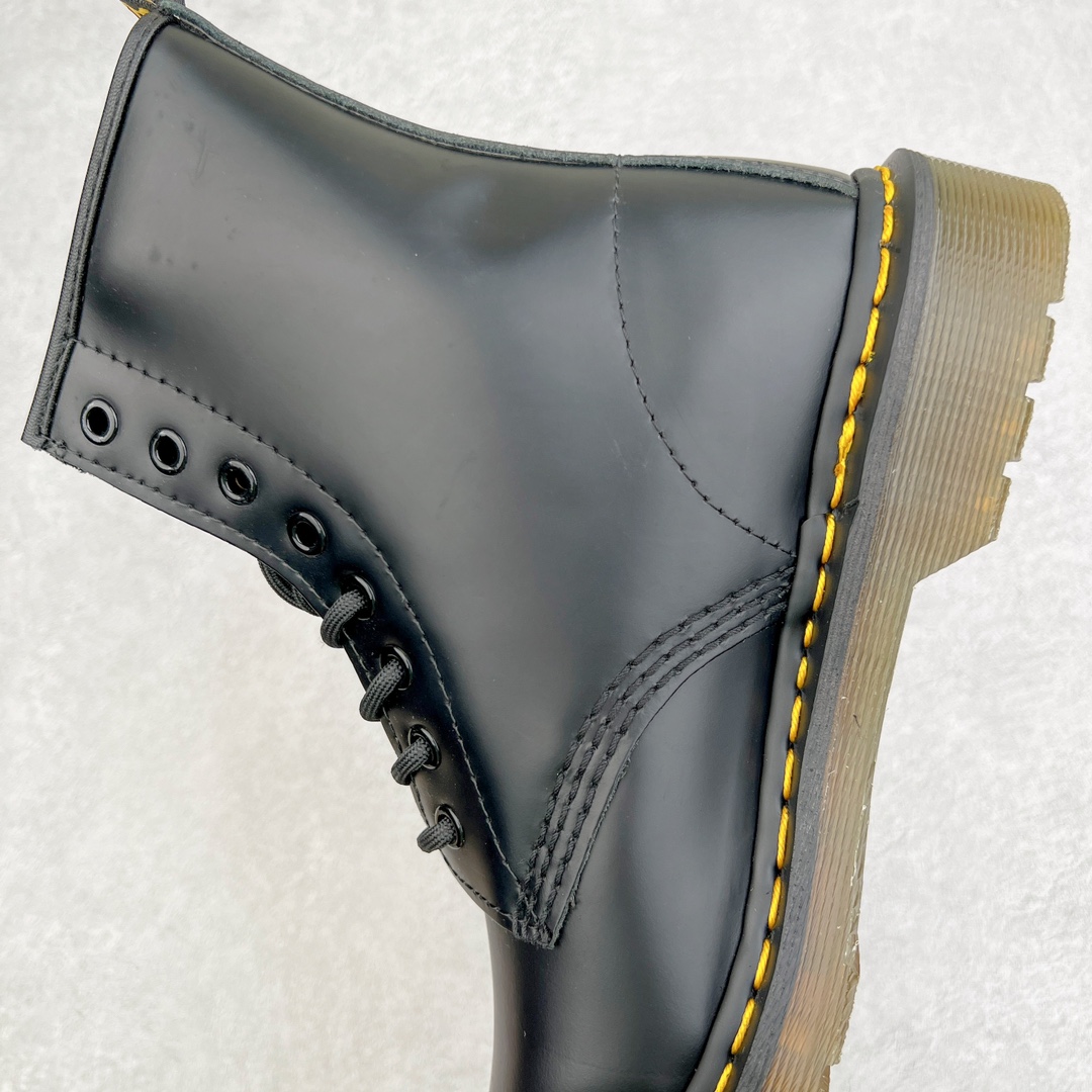 图片[7]-💰270 ＃原厂 Dr.Martens 马汀博士经典牛皮革舒适百撘马丁靴 马汀博士作为一个具有独特魅力的品牌 吸引了一群各具特色、而又崇尚本真精神的人 他们主张表达自我 他们每一个人都是世问独特的存在 从风格来看 马汀博士极简的鞋型轮廓 使鞋靴能轻松融入穿着者的造型 从而形成独具特色的风格 从实用性来看 耐穿舒适的体验感 为马汀博士成为街头潮流奠定了基础 从情感方面来看 这些具有辨识度的鞋子还是独特态度和权力赋予的象征 尺码：35 36 37 38 39 40 41 42 43 44 编码：Wby3936040-运动鞋