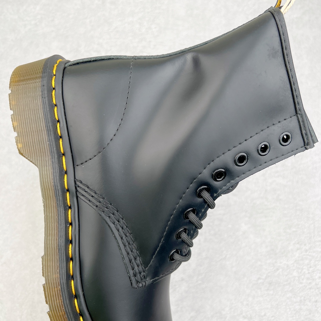 图片[6]-💰270 ＃原厂 Dr.Martens 马汀博士经典牛皮革舒适百撘马丁靴 马汀博士作为一个具有独特魅力的品牌 吸引了一群各具特色、而又崇尚本真精神的人 他们主张表达自我 他们每一个人都是世问独特的存在 从风格来看 马汀博士极简的鞋型轮廓 使鞋靴能轻松融入穿着者的造型 从而形成独具特色的风格 从实用性来看 耐穿舒适的体验感 为马汀博士成为街头潮流奠定了基础 从情感方面来看 这些具有辨识度的鞋子还是独特态度和权力赋予的象征 尺码：35 36 37 38 39 40 41 42 43 44 编码：Wby3936040-运动鞋