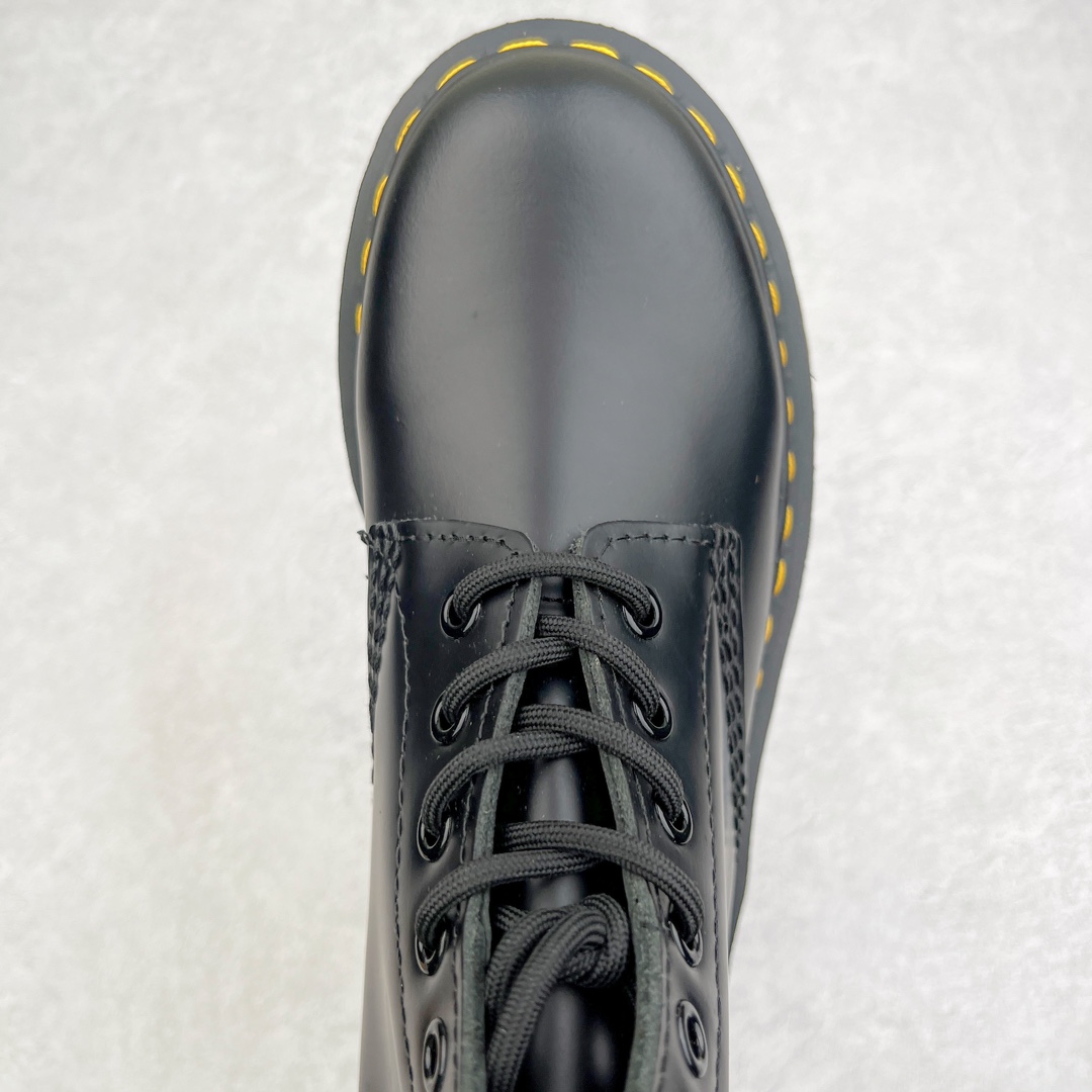 图片[4]-💰270 ＃原厂 Dr.Martens 马汀博士经典牛皮革舒适百撘马丁靴 马汀博士作为一个具有独特魅力的品牌 吸引了一群各具特色、而又崇尚本真精神的人 他们主张表达自我 他们每一个人都是世问独特的存在 从风格来看 马汀博士极简的鞋型轮廓 使鞋靴能轻松融入穿着者的造型 从而形成独具特色的风格 从实用性来看 耐穿舒适的体验感 为马汀博士成为街头潮流奠定了基础 从情感方面来看 这些具有辨识度的鞋子还是独特态度和权力赋予的象征 尺码：35 36 37 38 39 40 41 42 43 44 编码：Wby3936040-运动鞋