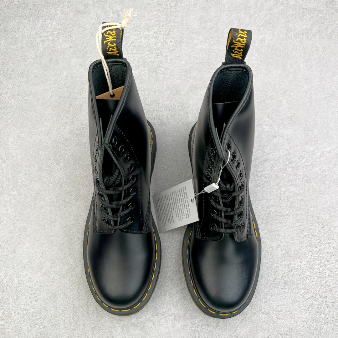 图片[2]-💰270 ＃原厂 Dr.Martens 马汀博士经典牛皮革舒适百撘马丁靴 马汀博士作为一个具有独特魅力的品牌 吸引了一群各具特色、而又崇尚本真精神的人 他们主张表达自我 他们每一个人都是世问独特的存在 从风格来看 马汀博士极简的鞋型轮廓 使鞋靴能轻松融入穿着者的造型 从而形成独具特色的风格 从实用性来看 耐穿舒适的体验感 为马汀博士成为街头潮流奠定了基础 从情感方面来看 这些具有辨识度的鞋子还是独特态度和权力赋予的象征 尺码：35 36 37 38 39 40 41 42 43 44 编码：Wby3936040-运动鞋