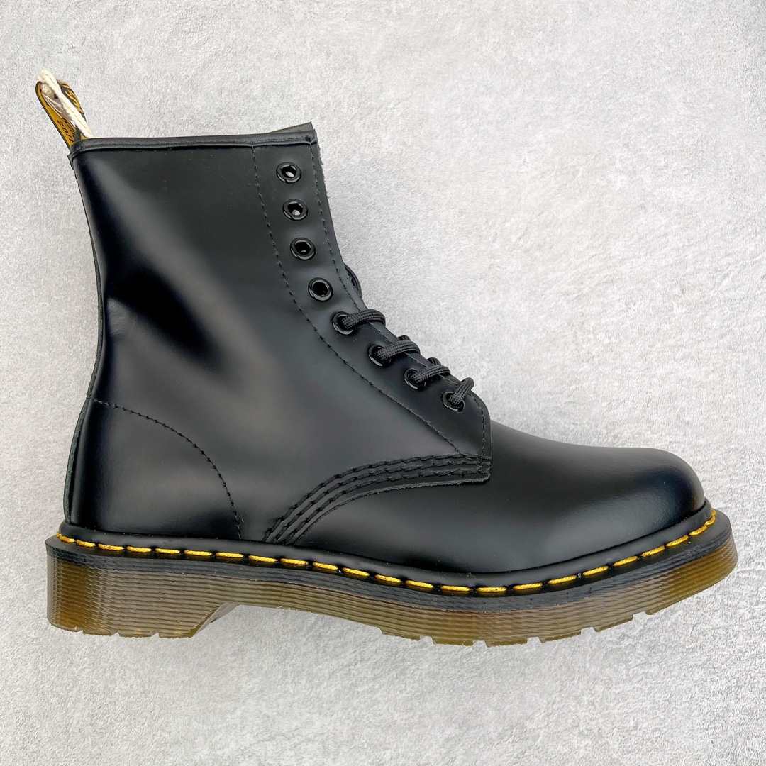 💰270 ＃原厂 Dr.Martens 马汀博士经典牛皮革舒适百撘马丁靴 马汀博士作为一个具有独特魅力的品牌 吸引了一群各具特色、而又崇尚本真精神的人 他们主张表达自我 他们每一个人都是世问独特的存在 从风格来看 马汀博士极简的鞋型轮廓 使鞋靴能轻松融入穿着者的造型 从而形成独具特色的风格 从实用性来看 耐穿舒适的体验感 为马汀博士成为街头潮流奠定了基础 从情感方面来看 这些具有辨识度的鞋子还是独特态度和权力赋予的象征 尺码：35 36 37 38 39 40 41 42 43 44 编码：Wby3936040-运动鞋