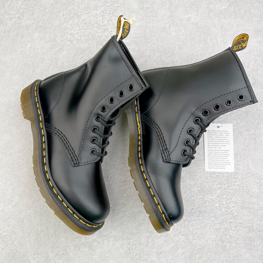 图片[3]-💰270 ＃原厂 Dr.Martens 马汀博士经典牛皮革舒适百撘马丁靴 马汀博士作为一个具有独特魅力的品牌 吸引了一群各具特色、而又崇尚本真精神的人 他们主张表达自我 他们每一个人都是世问独特的存在 从风格来看 马汀博士极简的鞋型轮廓 使鞋靴能轻松融入穿着者的造型 从而形成独具特色的风格 从实用性来看 耐穿舒适的体验感 为马汀博士成为街头潮流奠定了基础 从情感方面来看 这些具有辨识度的鞋子还是独特态度和权力赋予的象征 尺码：35 36 37 38 39 40 41 42 43 44 编码：Wby3936040-运动鞋