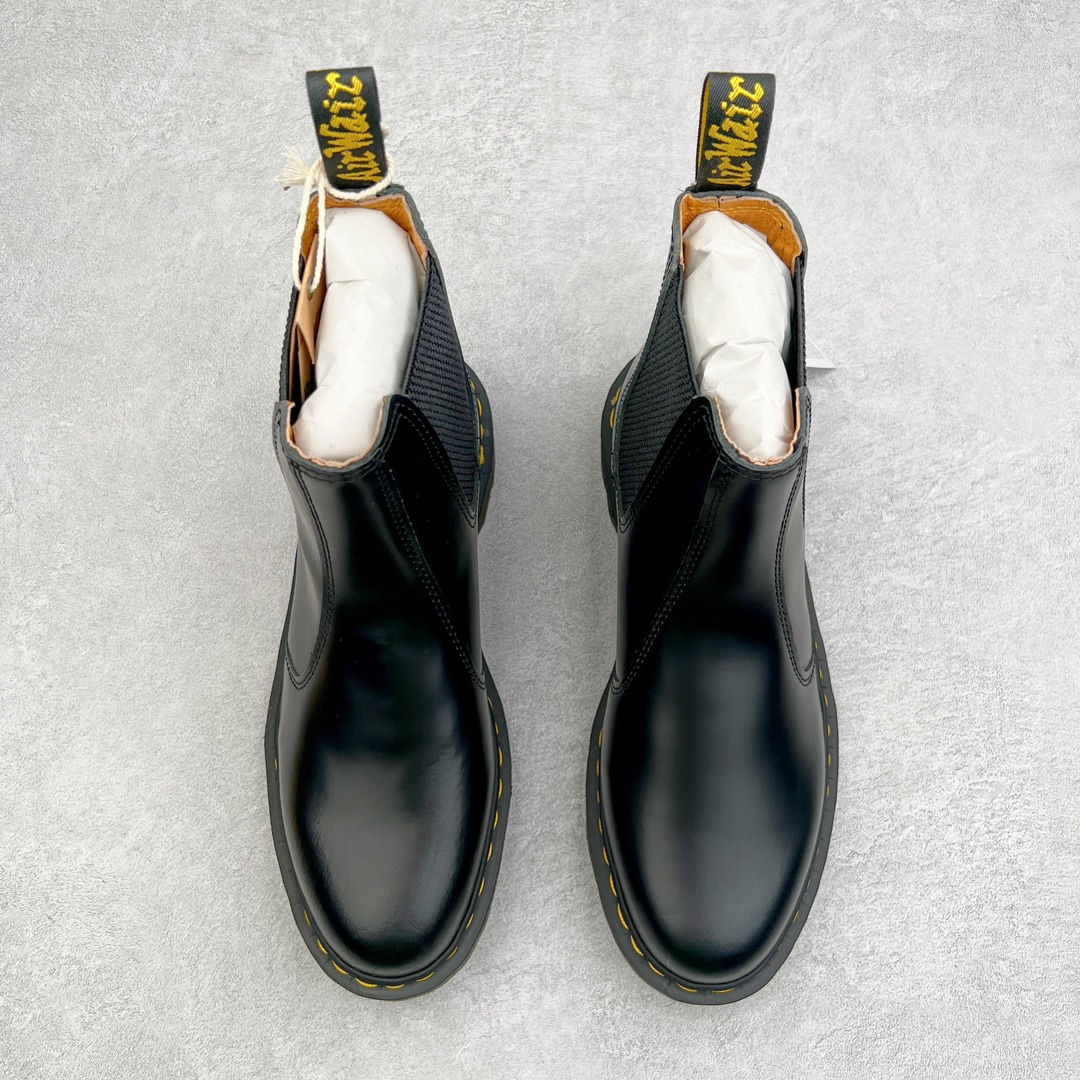 图片[2]-💰270 ＃原厂 Dr.Martens 马汀博士经典牛皮革舒适百撘马丁靴 马汀博士作为一个具有独特魅力的品牌 吸引了一群各具特色、而又崇尚本真精神的人 他们主张表达自我 他们每一个人都是世问独特的存在 从风格来看 马汀博士极简的鞋型轮廓 使鞋靴能轻松融入穿着者的造型 从而形成独具特色的风格 从实用性来看 耐穿舒适的体验感 为马汀博士成为街头潮流奠定了基础 从情感方面来看 这些具有辨识度的鞋子还是独特态度和权力赋予的象征 尺码：35 36 37 38 39 40 41 42 43 44 编码：Wby3936040-运动鞋