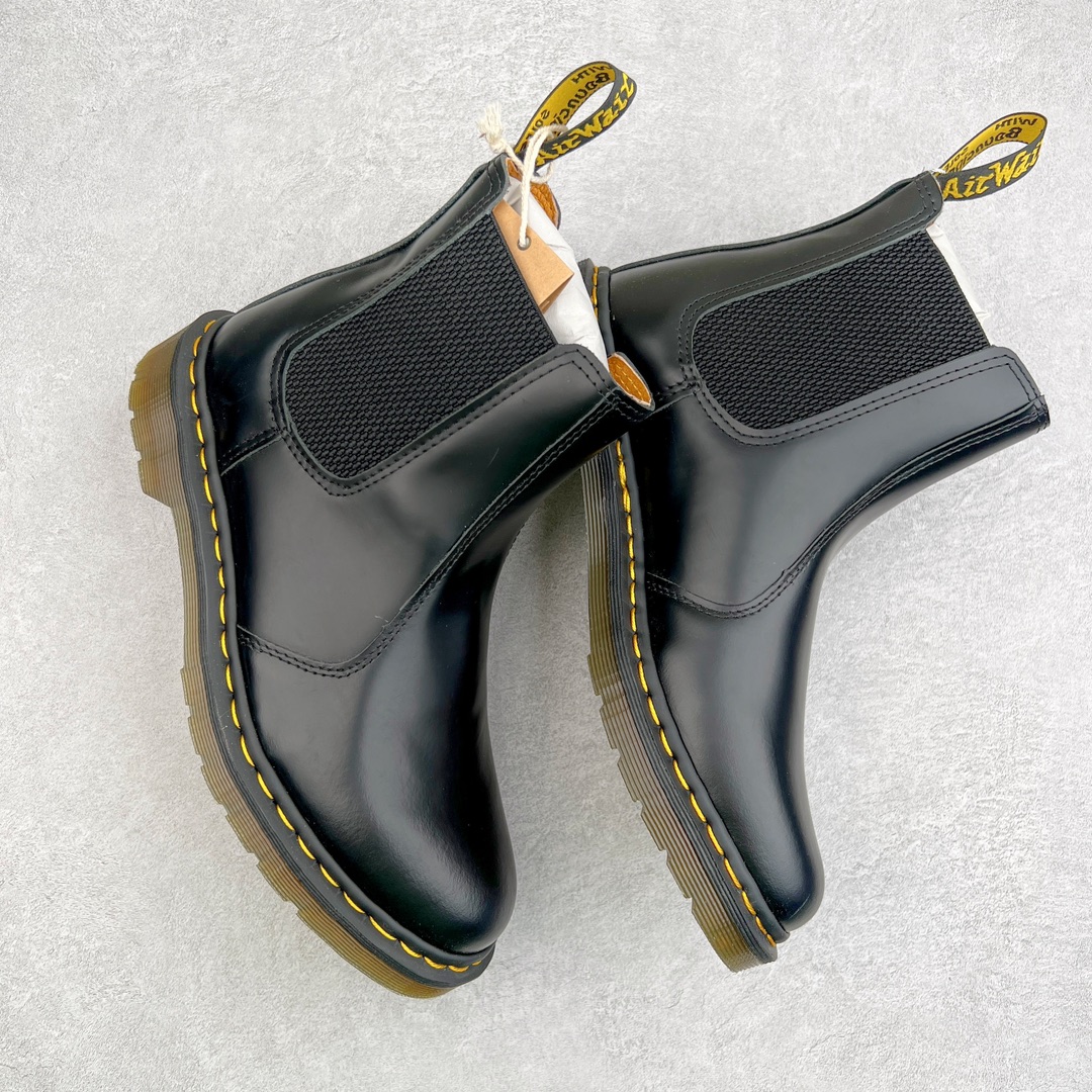 图片[3]-💰270 ＃原厂 Dr.Martens 马汀博士经典牛皮革舒适百撘马丁靴 马汀博士作为一个具有独特魅力的品牌 吸引了一群各具特色、而又崇尚本真精神的人 他们主张表达自我 他们每一个人都是世问独特的存在 从风格来看 马汀博士极简的鞋型轮廓 使鞋靴能轻松融入穿着者的造型 从而形成独具特色的风格 从实用性来看 耐穿舒适的体验感 为马汀博士成为街头潮流奠定了基础 从情感方面来看 这些具有辨识度的鞋子还是独特态度和权力赋予的象征 尺码：35 36 37 38 39 40 41 42 43 44 编码：Wby3936040-运动鞋