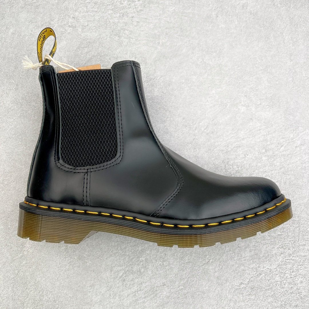 💰270 ＃原厂 Dr.Martens 马汀博士经典牛皮革舒适百撘马丁靴 马汀博士作为一个具有独特魅力的品牌 吸引了一群各具特色、而又崇尚本真精神的人 他们主张表达自我 他们每一个人都是世问独特的存在 从风格来看 马汀博士极简的鞋型轮廓 使鞋靴能轻松融入穿着者的造型 从而形成独具特色的风格 从实用性来看 耐穿舒适的体验感 为马汀博士成为街头潮流奠定了基础 从情感方面来看 这些具有辨识度的鞋子还是独特态度和权力赋予的象征 尺码：35 36 37 38 39 40 41 42 43 44 编码：Wby3936040-运动鞋