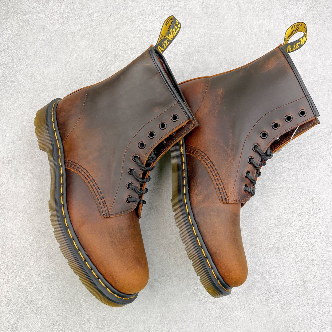 图片[3]-💰270 ＃原厂 Dr.Martens 马汀博士经典牛皮革舒适百撘马丁靴 马汀博士作为一个具有独特魅力的品牌 吸引了一群各具特色、而又崇尚本真精神的人 他们主张表达自我 他们每一个人都是世问独特的存在 从风格来看 马汀博士极简的鞋型轮廓 使鞋靴能轻松融入穿着者的造型 从而形成独具特色的风格 从实用性来看 耐穿舒适的体验感 为马汀博士成为街头潮流奠定了基础 从情感方面来看 这些具有辨识度的鞋子还是独特态度和权力赋予的象征 尺码：35 36 37 38 39 40 41 42 43 44 编码：Wby3936040-运动鞋