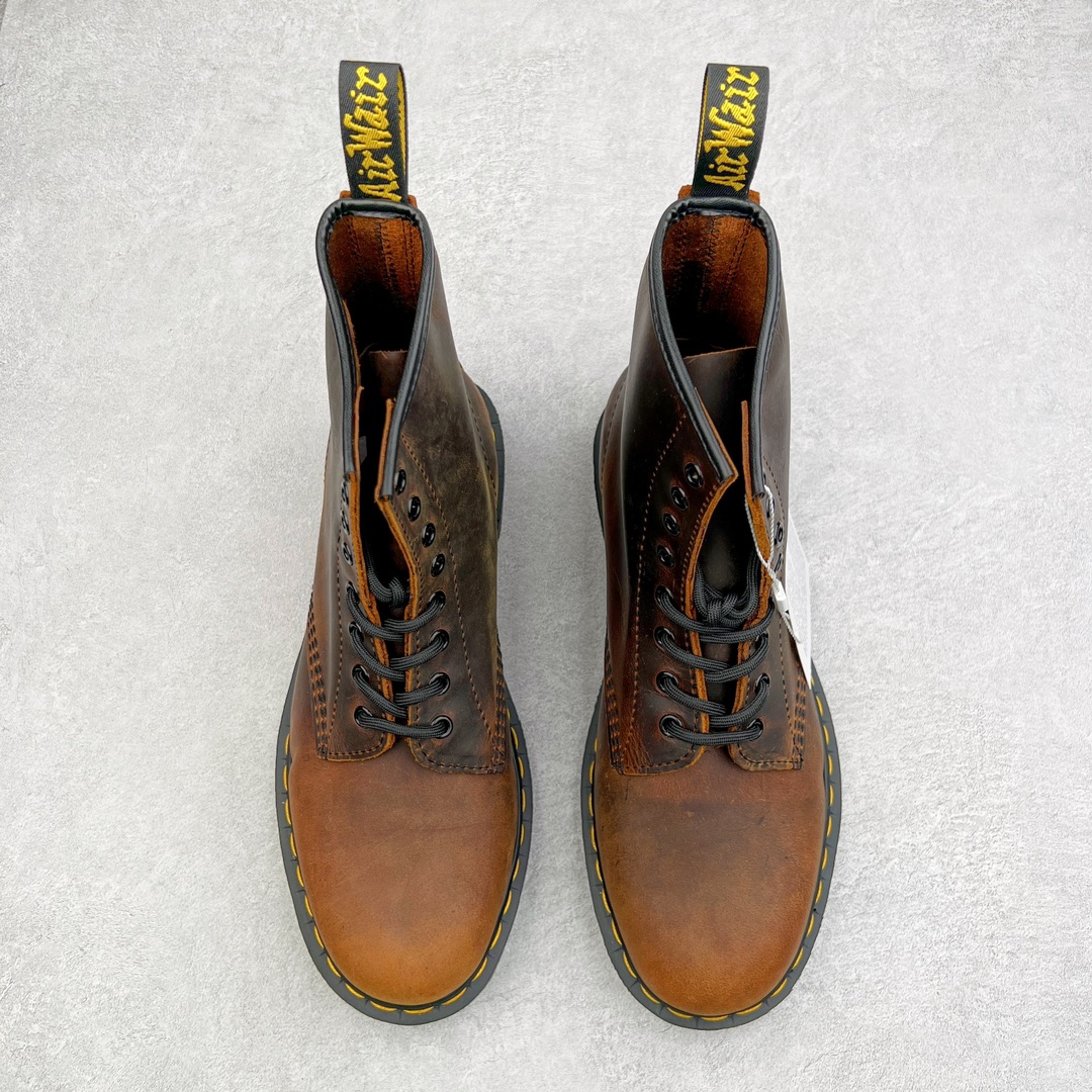 图片[2]-💰270 ＃原厂 Dr.Martens 马汀博士经典牛皮革舒适百撘马丁靴 马汀博士作为一个具有独特魅力的品牌 吸引了一群各具特色、而又崇尚本真精神的人 他们主张表达自我 他们每一个人都是世问独特的存在 从风格来看 马汀博士极简的鞋型轮廓 使鞋靴能轻松融入穿着者的造型 从而形成独具特色的风格 从实用性来看 耐穿舒适的体验感 为马汀博士成为街头潮流奠定了基础 从情感方面来看 这些具有辨识度的鞋子还是独特态度和权力赋予的象征 尺码：35 36 37 38 39 40 41 42 43 44 编码：Wby3936040-运动鞋