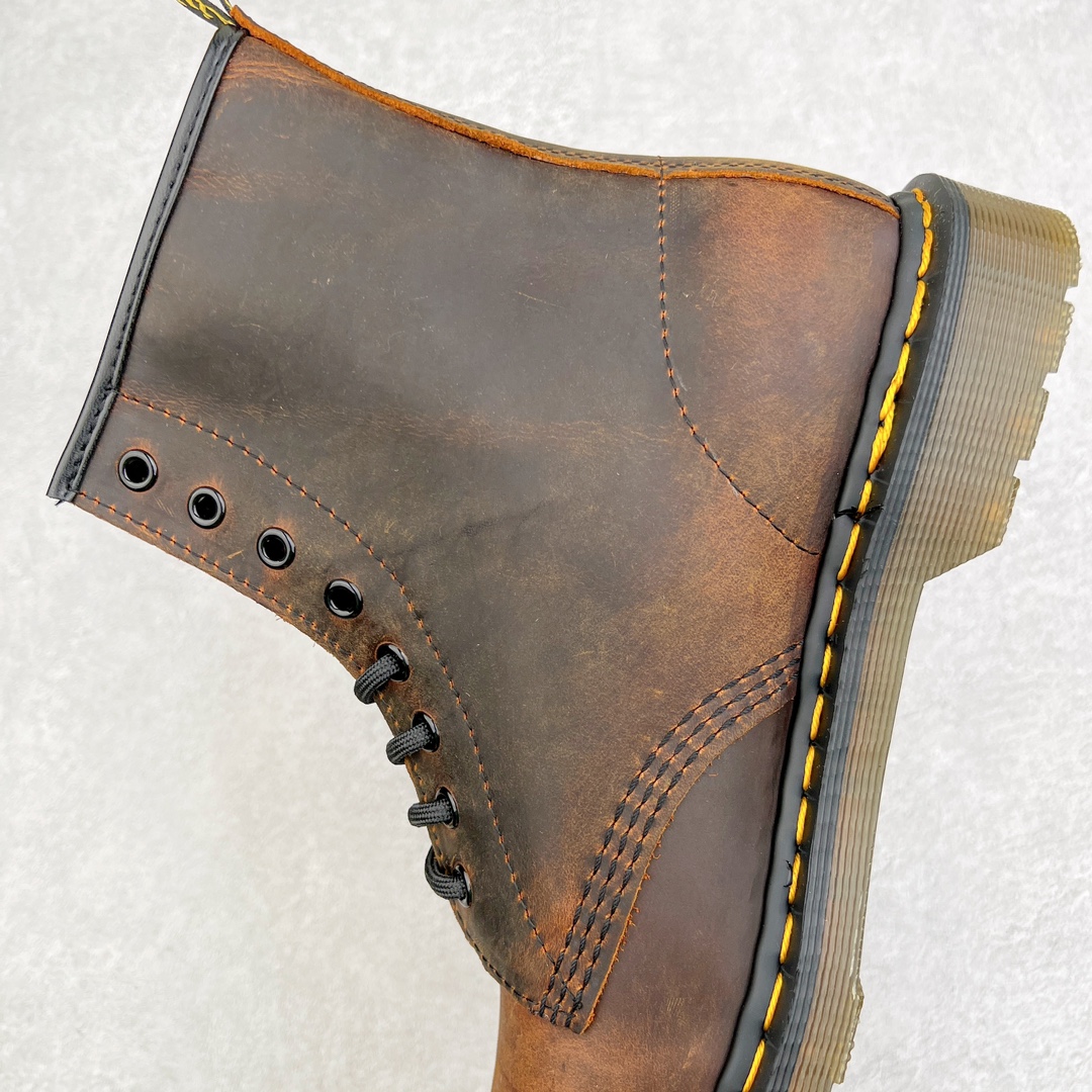 图片[7]-💰270 ＃原厂 Dr.Martens 马汀博士经典牛皮革舒适百撘马丁靴 马汀博士作为一个具有独特魅力的品牌 吸引了一群各具特色、而又崇尚本真精神的人 他们主张表达自我 他们每一个人都是世问独特的存在 从风格来看 马汀博士极简的鞋型轮廓 使鞋靴能轻松融入穿着者的造型 从而形成独具特色的风格 从实用性来看 耐穿舒适的体验感 为马汀博士成为街头潮流奠定了基础 从情感方面来看 这些具有辨识度的鞋子还是独特态度和权力赋予的象征 尺码：35 36 37 38 39 40 41 42 43 44 编码：Wby3936040-运动鞋