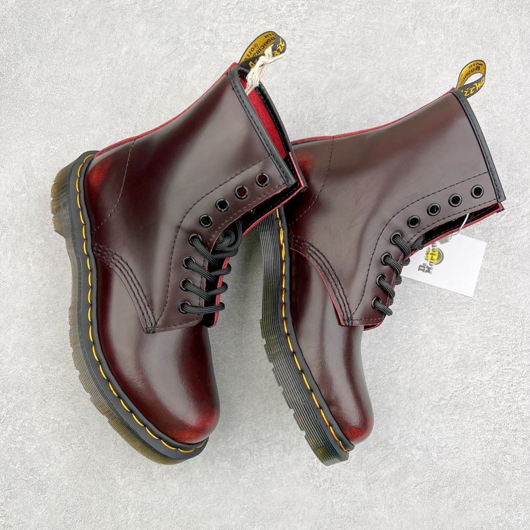 图片[3]-💰270 ＃原厂 Dr.Martens 马汀博士经典牛皮革舒适百撘马丁靴 马汀博士作为一个具有独特魅力的品牌 吸引了一群各具特色、而又崇尚本真精神的人 他们主张表达自我 他们每一个人都是世问独特的存在 从风格来看 马汀博士极简的鞋型轮廓 使鞋靴能轻松融入穿着者的造型 从而形成独具特色的风格 从实用性来看 耐穿舒适的体验感 为马汀博士成为街头潮流奠定了基础 从情感方面来看 这些具有辨识度的鞋子还是独特态度和权力赋予的象征 尺码：35 36 37 38 39 40 41 42 43 44 编码：Wby3936040-运动鞋