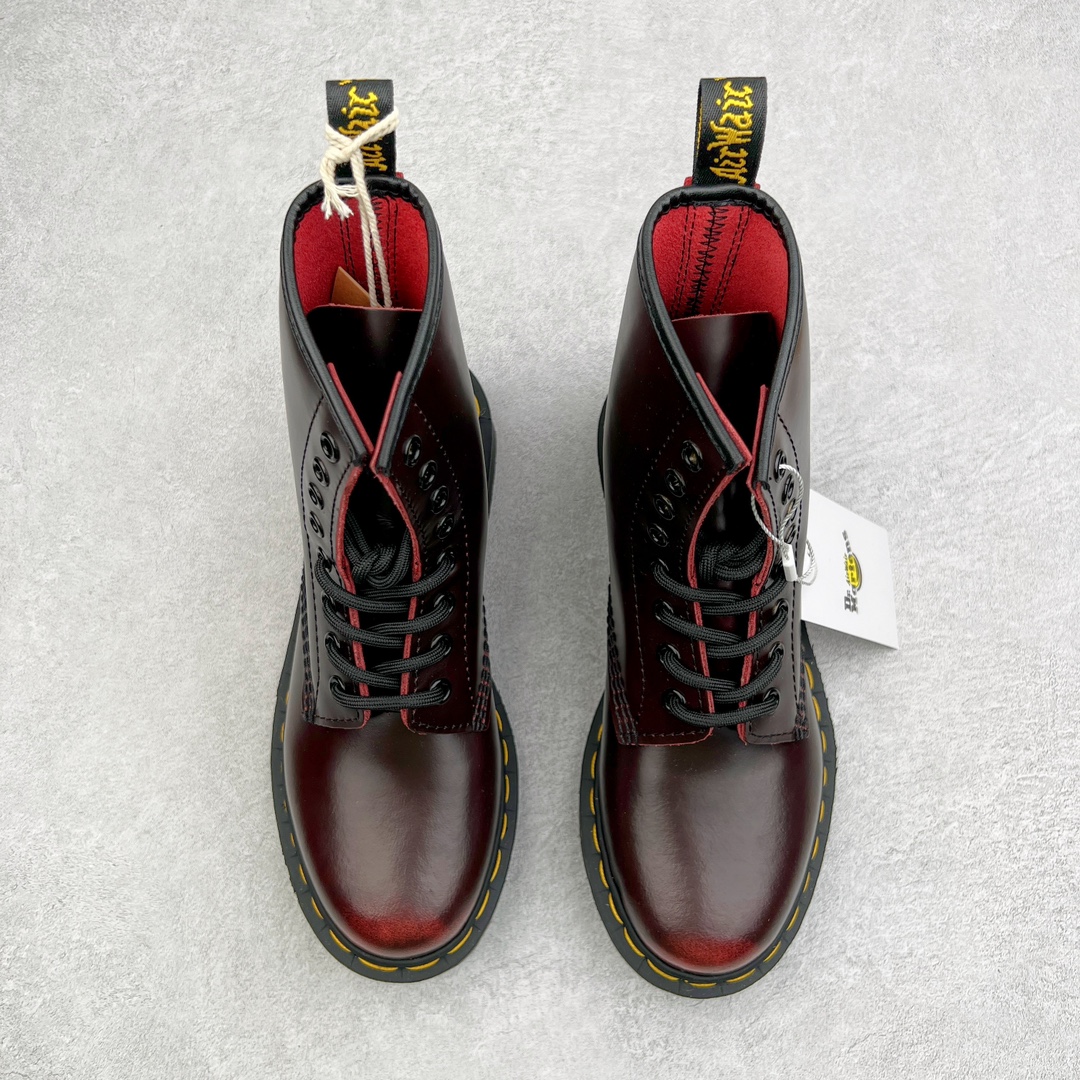 图片[2]-💰270 ＃原厂 Dr.Martens 马汀博士经典牛皮革舒适百撘马丁靴 马汀博士作为一个具有独特魅力的品牌 吸引了一群各具特色、而又崇尚本真精神的人 他们主张表达自我 他们每一个人都是世问独特的存在 从风格来看 马汀博士极简的鞋型轮廓 使鞋靴能轻松融入穿着者的造型 从而形成独具特色的风格 从实用性来看 耐穿舒适的体验感 为马汀博士成为街头潮流奠定了基础 从情感方面来看 这些具有辨识度的鞋子还是独特态度和权力赋予的象征 尺码：35 36 37 38 39 40 41 42 43 44 编码：Wby3936040-运动鞋