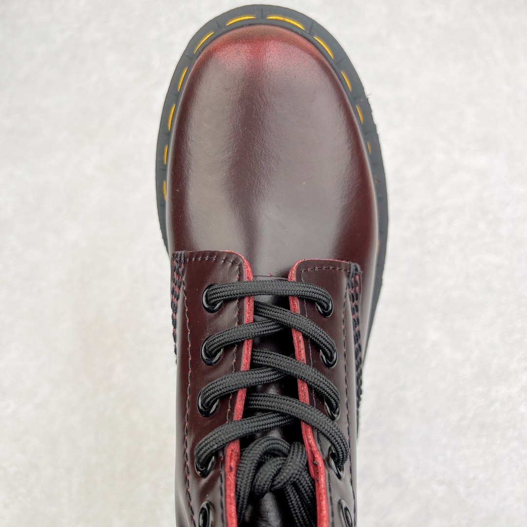 图片[4]-💰270 ＃原厂 Dr.Martens 马汀博士经典牛皮革舒适百撘马丁靴 马汀博士作为一个具有独特魅力的品牌 吸引了一群各具特色、而又崇尚本真精神的人 他们主张表达自我 他们每一个人都是世问独特的存在 从风格来看 马汀博士极简的鞋型轮廓 使鞋靴能轻松融入穿着者的造型 从而形成独具特色的风格 从实用性来看 耐穿舒适的体验感 为马汀博士成为街头潮流奠定了基础 从情感方面来看 这些具有辨识度的鞋子还是独特态度和权力赋予的象征 尺码：35 36 37 38 39 40 41 42 43 44 编码：Wby3936040-运动鞋