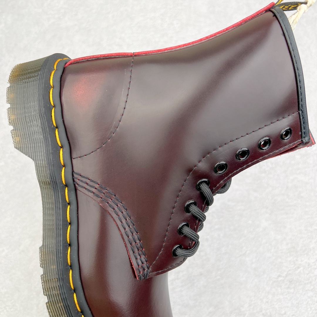 图片[6]-💰270 ＃原厂 Dr.Martens 马汀博士经典牛皮革舒适百撘马丁靴 马汀博士作为一个具有独特魅力的品牌 吸引了一群各具特色、而又崇尚本真精神的人 他们主张表达自我 他们每一个人都是世问独特的存在 从风格来看 马汀博士极简的鞋型轮廓 使鞋靴能轻松融入穿着者的造型 从而形成独具特色的风格 从实用性来看 耐穿舒适的体验感 为马汀博士成为街头潮流奠定了基础 从情感方面来看 这些具有辨识度的鞋子还是独特态度和权力赋予的象征 尺码：35 36 37 38 39 40 41 42 43 44 编码：Wby3936040-运动鞋