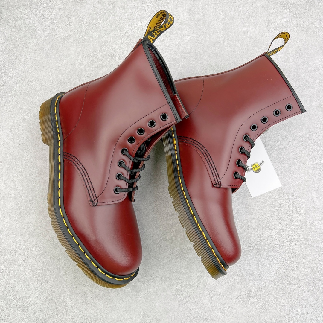 图片[3]-💰270 ＃原厂 Dr.Martens 马汀博士经典牛皮革舒适百撘马丁靴 马汀博士作为一个具有独特魅力的品牌 吸引了一群各具特色、而又崇尚本真精神的人 他们主张表达自我 他们每一个人都是世问独特的存在 从风格来看 马汀博士极简的鞋型轮廓 使鞋靴能轻松融入穿着者的造型 从而形成独具特色的风格 从实用性来看 耐穿舒适的体验感 为马汀博士成为街头潮流奠定了基础 从情感方面来看 这些具有辨识度的鞋子还是独特态度和权力赋予的象征 尺码：35 36 37 38 39 40 41 42 43 44 编码：Wby3936040-运动鞋