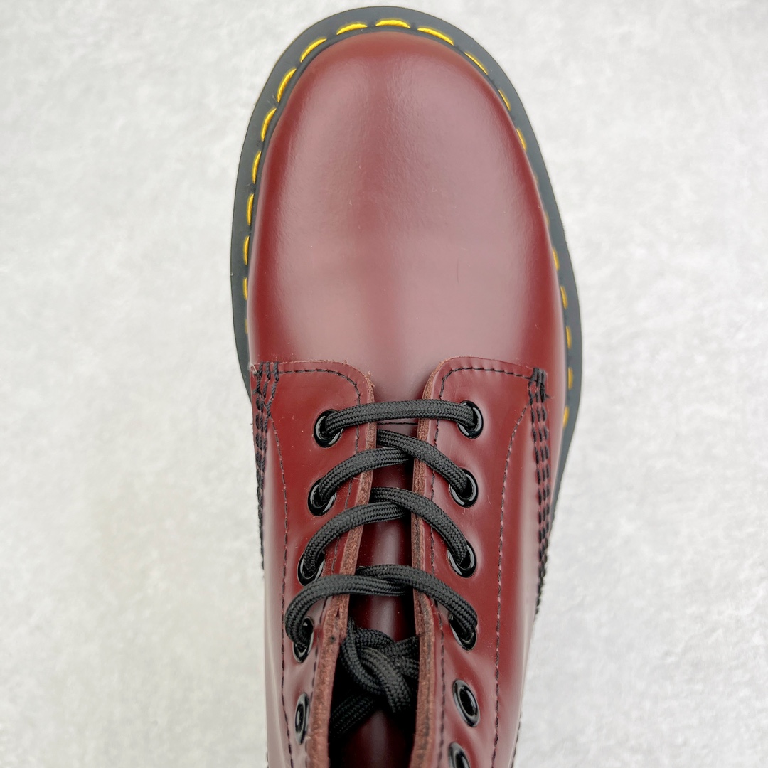 图片[4]-💰270 ＃原厂 Dr.Martens 马汀博士经典牛皮革舒适百撘马丁靴 马汀博士作为一个具有独特魅力的品牌 吸引了一群各具特色、而又崇尚本真精神的人 他们主张表达自我 他们每一个人都是世问独特的存在 从风格来看 马汀博士极简的鞋型轮廓 使鞋靴能轻松融入穿着者的造型 从而形成独具特色的风格 从实用性来看 耐穿舒适的体验感 为马汀博士成为街头潮流奠定了基础 从情感方面来看 这些具有辨识度的鞋子还是独特态度和权力赋予的象征 尺码：35 36 37 38 39 40 41 42 43 44 编码：Wby3936040-运动鞋