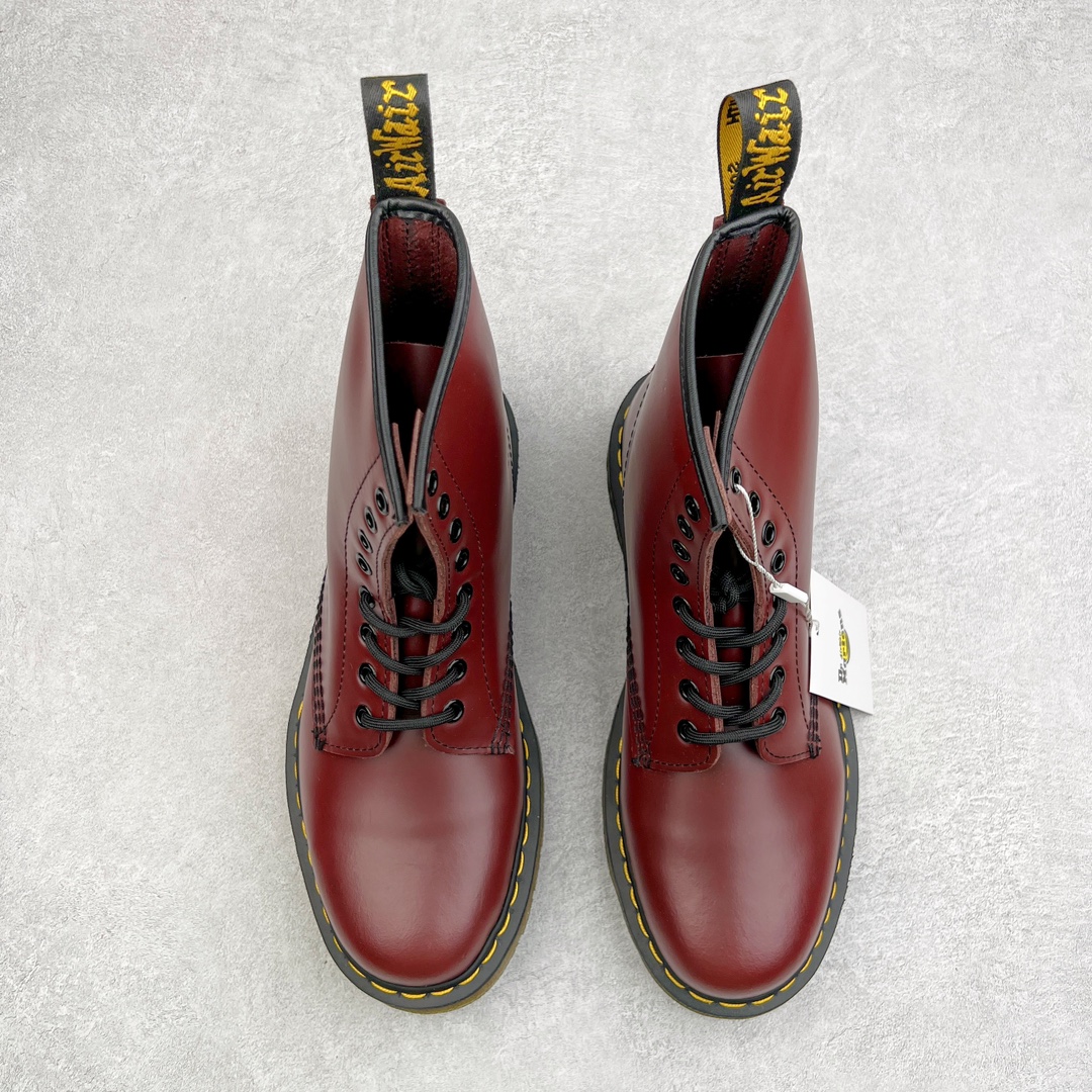 图片[2]-💰270 ＃原厂 Dr.Martens 马汀博士经典牛皮革舒适百撘马丁靴 马汀博士作为一个具有独特魅力的品牌 吸引了一群各具特色、而又崇尚本真精神的人 他们主张表达自我 他们每一个人都是世问独特的存在 从风格来看 马汀博士极简的鞋型轮廓 使鞋靴能轻松融入穿着者的造型 从而形成独具特色的风格 从实用性来看 耐穿舒适的体验感 为马汀博士成为街头潮流奠定了基础 从情感方面来看 这些具有辨识度的鞋子还是独特态度和权力赋予的象征 尺码：35 36 37 38 39 40 41 42 43 44 编码：Wby3936040-运动鞋