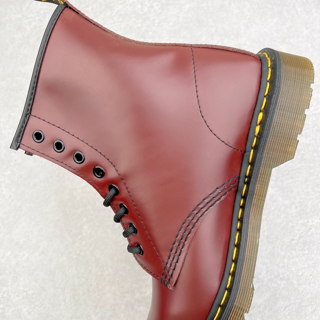 图片[7]-💰270 ＃原厂 Dr.Martens 马汀博士经典牛皮革舒适百撘马丁靴 马汀博士作为一个具有独特魅力的品牌 吸引了一群各具特色、而又崇尚本真精神的人 他们主张表达自我 他们每一个人都是世问独特的存在 从风格来看 马汀博士极简的鞋型轮廓 使鞋靴能轻松融入穿着者的造型 从而形成独具特色的风格 从实用性来看 耐穿舒适的体验感 为马汀博士成为街头潮流奠定了基础 从情感方面来看 这些具有辨识度的鞋子还是独特态度和权力赋予的象征 尺码：35 36 37 38 39 40 41 42 43 44 编码：Wby3936040-运动鞋