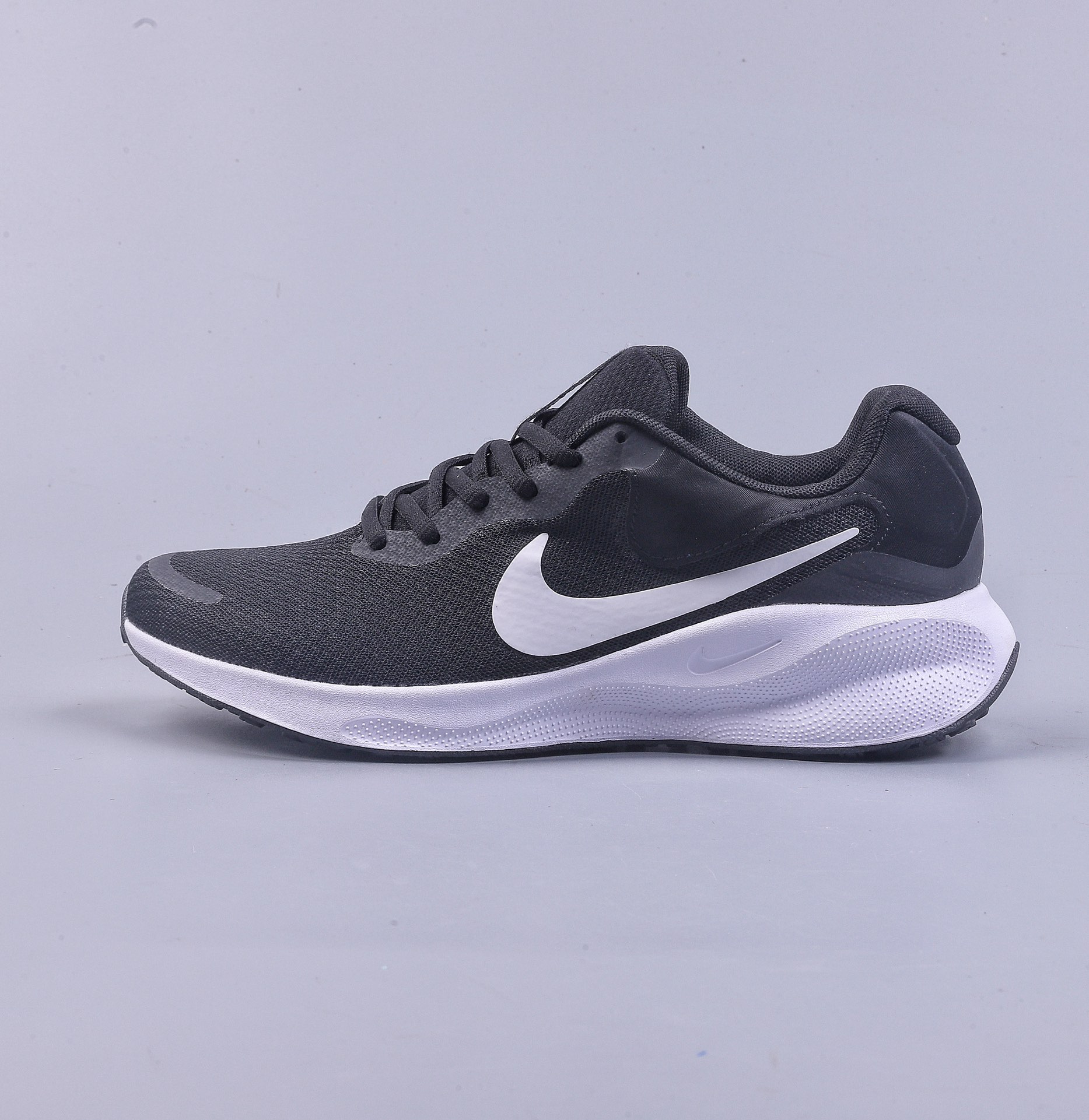 NIKE REVOLUTION 7 UN 可回收材料低帮网面跑步鞋 FB2208-003