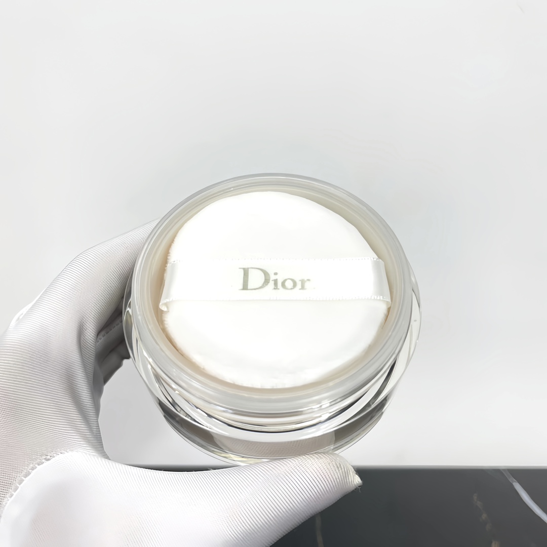 62！迪奥焕采散粉16g🔜配中文标❗️新品迪奥修护焕采定妆蜜粉 轻盈定妆，粉质细腻，平滑肌肤，有效提亮暗沉肤色，增添柔和光彩，内含超柔软粉扑，上妆均匀服帖，精致便携，迪奥散粉活肤修复修护焕采蜜粉 001号。