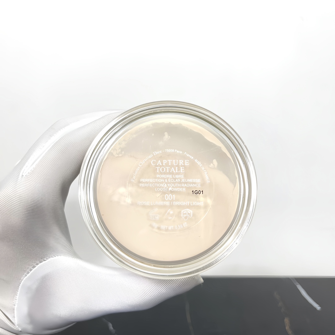 62！迪奥焕采散粉16g🔜配中文标❗️新品迪奥修护焕采定妆蜜粉 轻盈定妆，粉质细腻，平滑肌肤，有效提亮暗沉肤色，增添柔和光彩，内含超柔软粉扑，上妆均匀服帖，精致便携，迪奥散粉活肤修复修护焕采蜜粉 001号。