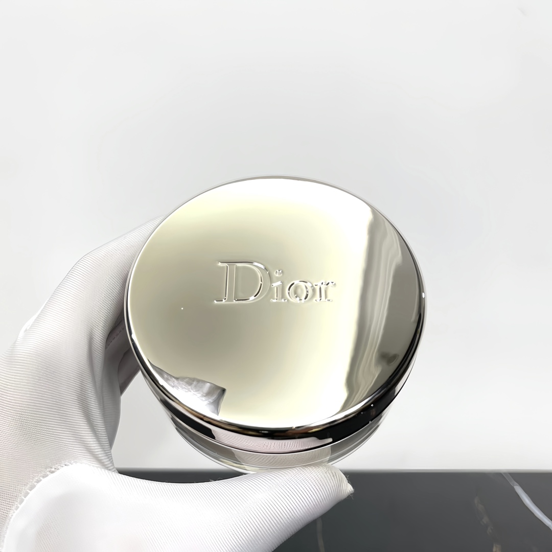 62！迪奥焕采散粉16g🔜配中文标❗️新品迪奥修护焕采定妆蜜粉 轻盈定妆，粉质细腻，平滑肌肤，有效提亮暗沉肤色，增添柔和光彩，内含超柔软粉扑，上妆均匀服帖，精致便携，迪奥散粉活肤修复修护焕采蜜粉 001号。