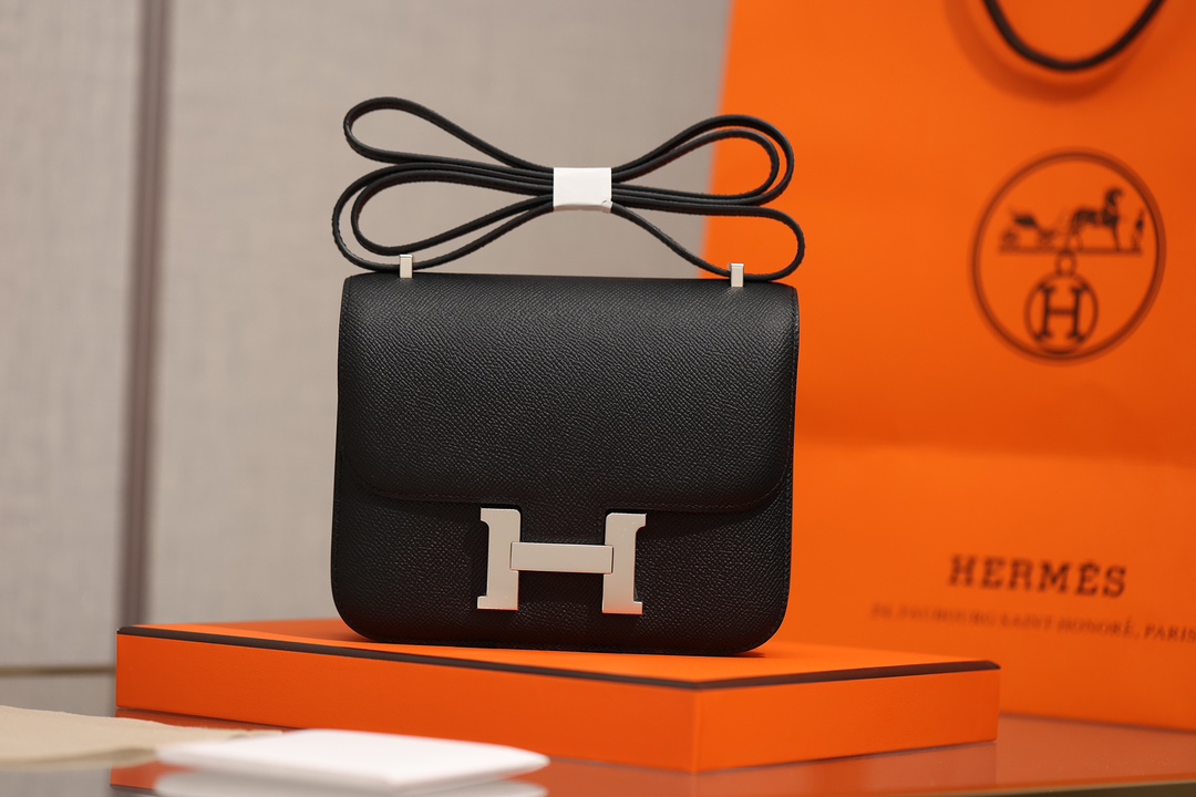 Hermes Constance 19 Black with Silver Hardware Epsom Leather Shoulder and Crossbody Bag Exclusive Channel Item Exclusive ZP-Level Top-Tier Final Assembly Exclusive Handheld Background Image First Release Constance 19cm Black Silver Hardware Size: 19*15*4 cm image 1