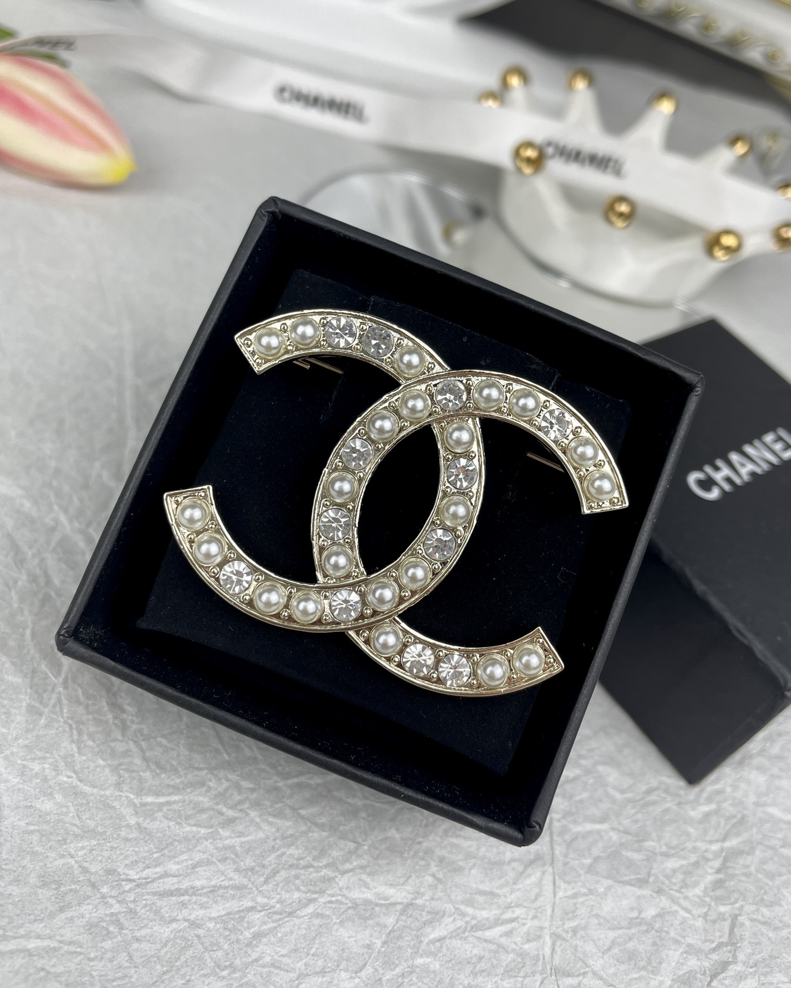 NO:602635,Ch@nel23B new double-layer pearl round diamond pearl brooch, Chanel brooch, chanel, brooch, breastpin19860909Ch@nel23B 新款双层珍珠 圆钻珍珠胸针,香奈儿胸针,chanel,brooch，breastpin,Jewelry