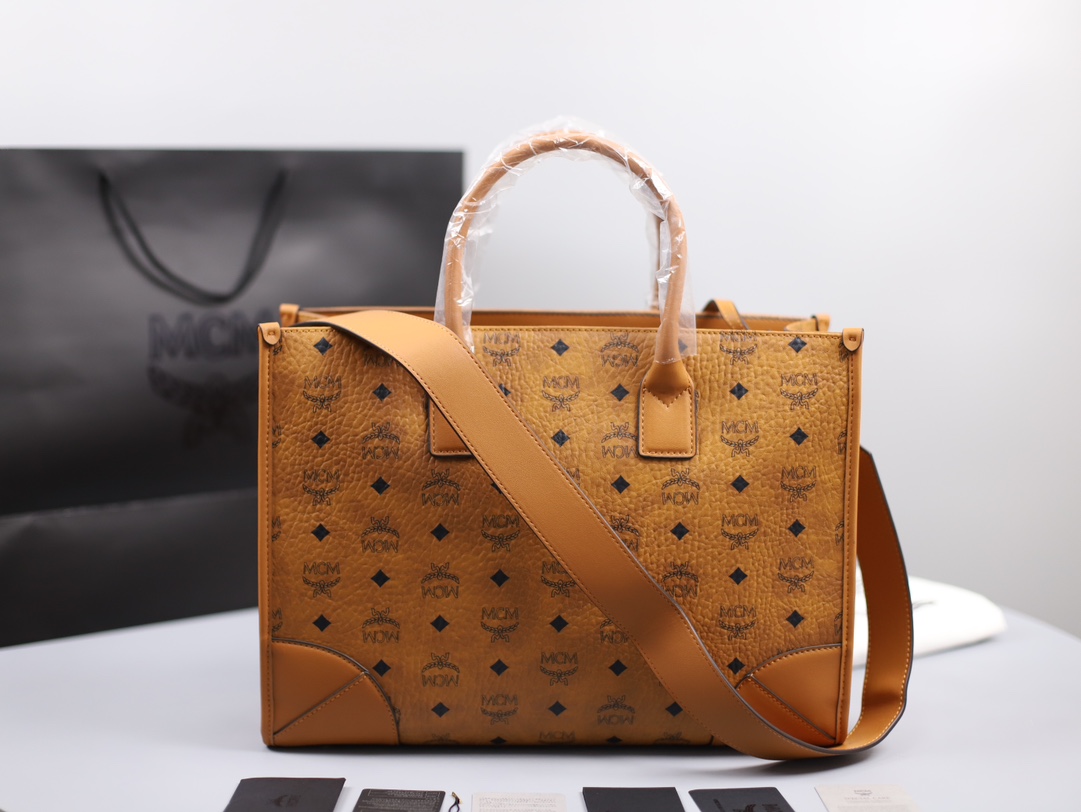 MCM MCM 这款 München手提包 设计秉承了形式遵循功能的理念 打造出这款具有规整轮廓的包袋