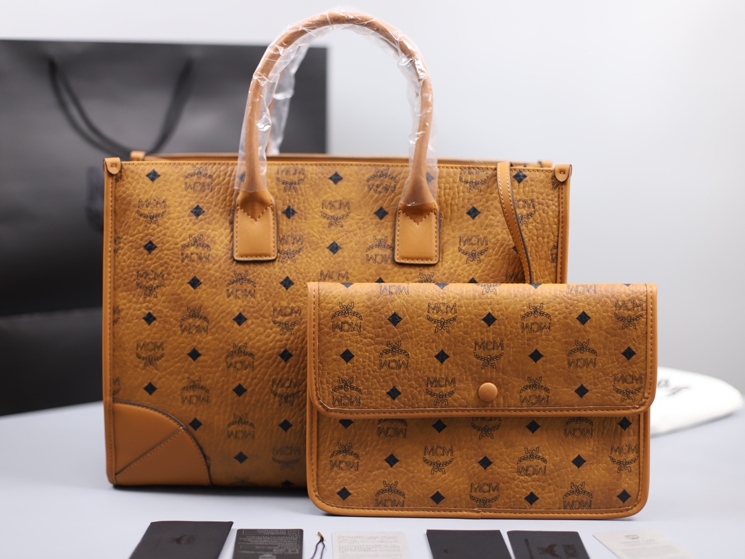 MCM MCM 这款 München手提包 设计秉承了形式遵循功能的理念 打造出这款具有规整轮廓的包袋