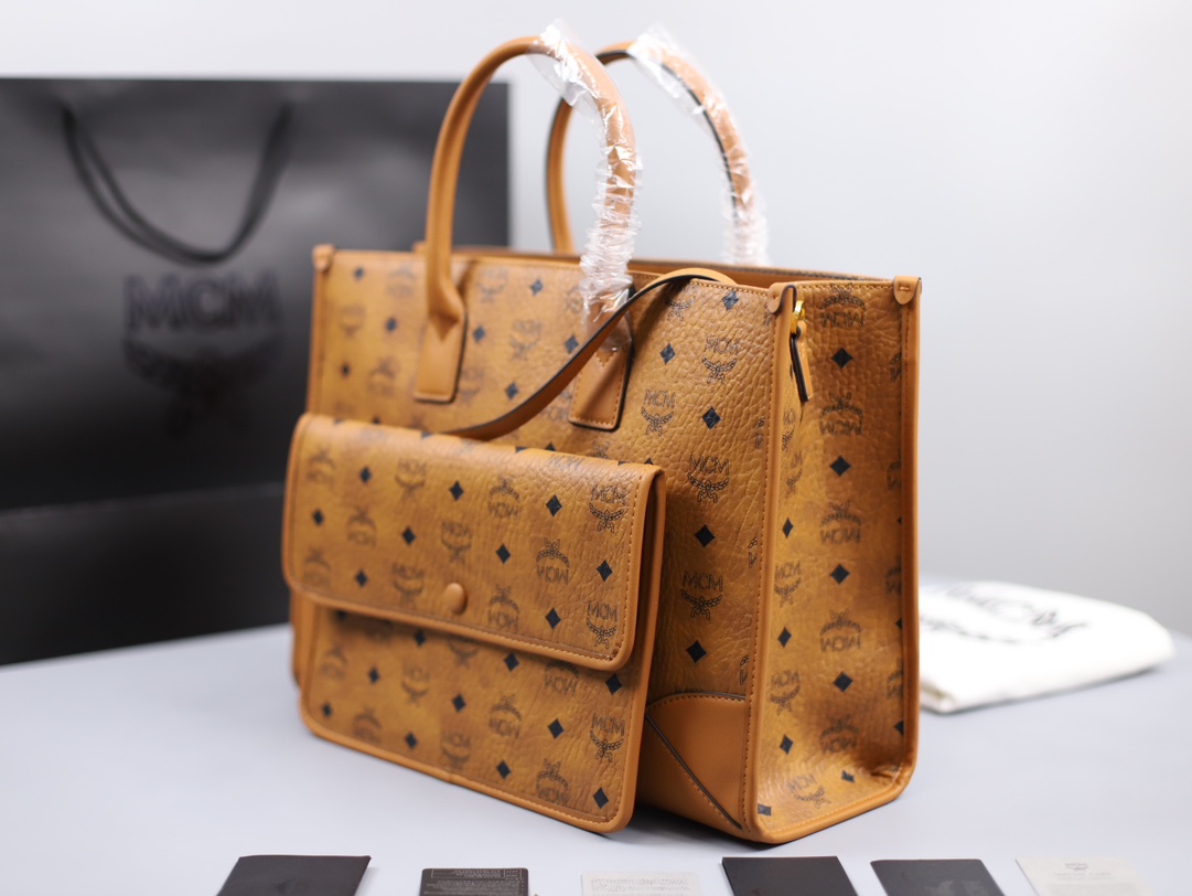MCM MCM 这款 München手提包 设计秉承了形式遵循功能的理念 打造出这款具有规整轮廓的包袋
