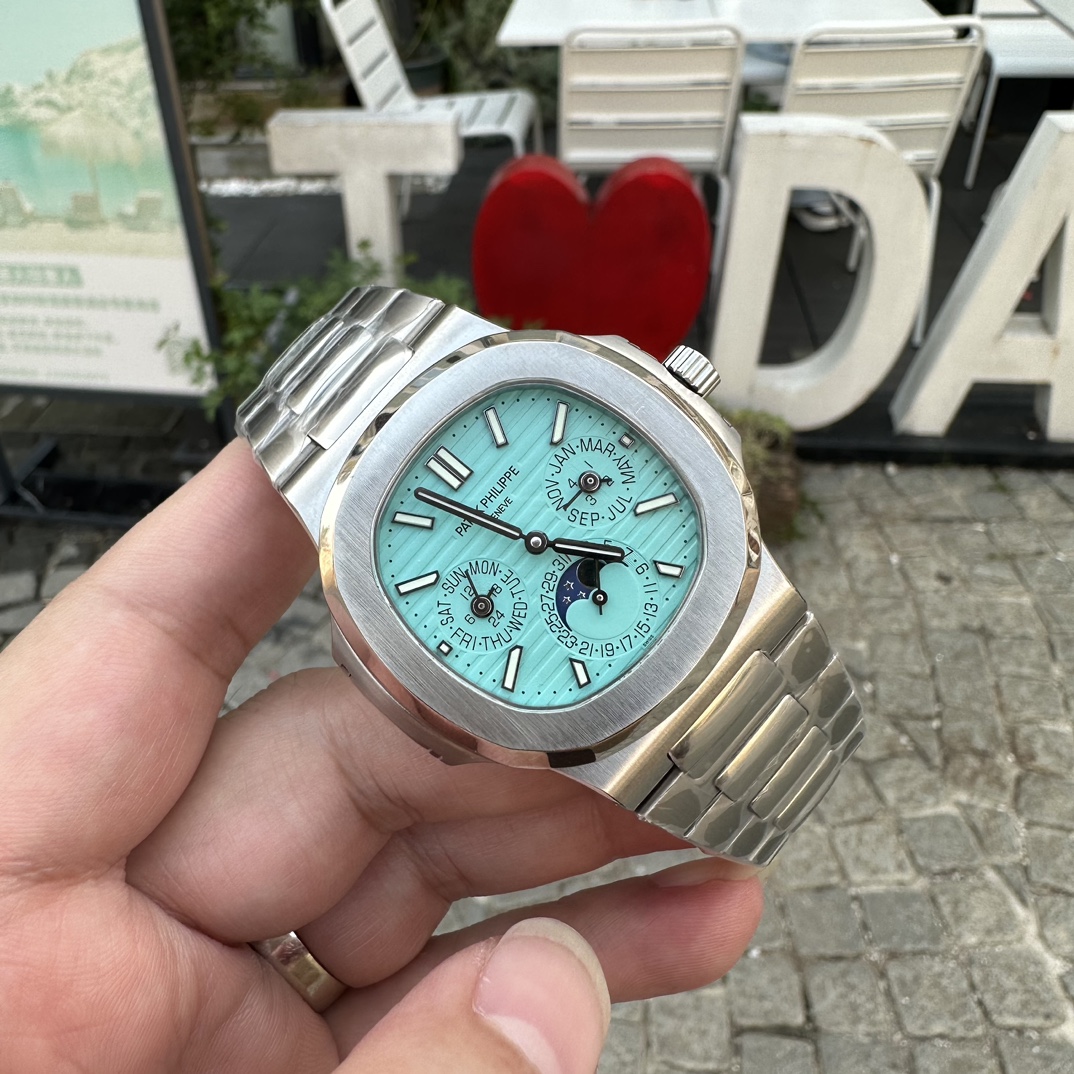 NO:389590,Patek Philippe Pearl Turtle V2 upgraded version 1 Upgrade Quick Jump Calendar Button 2 Upgrade original steel belt and logo 3 Upgrade latest original new buckle /1G-001--Super complex multifunctional Nautilus debuts. All functions are 7 pins that can be called. Small body panels have large energy of 40mm. All the following functions are: week and 24 hours at 9 o'clock, month and leap year at 3 o'clock, and date and moon phase display disc at 6 o'clock. The movement adopts a replica version of Cal. Pearl Turtle automatic winding movement. Under the premise of realizing the appearance, the functions are perfectly interpreted. Patek Philippe19860909百达翡丽 珍珠陀 V2升级版 1升级快跳日历按钮 2升级原版钢带及logo 3升级最新原版新扣 /1G-001--超复杂多功能鹦鹉螺重磅登场 功能7针全部都是可以调用 小身板大能量40毫米 尽揽以下功能∶9点位置处的星期与24小时、3点位置处的月份与闰年以及6点位置处的日期与月相显示盘. 机芯采用复刻版Cal.珍珠陀自动上链机芯,在实现外观的逼真前提下,功能一并完美诠释,,patek philippe,Watch