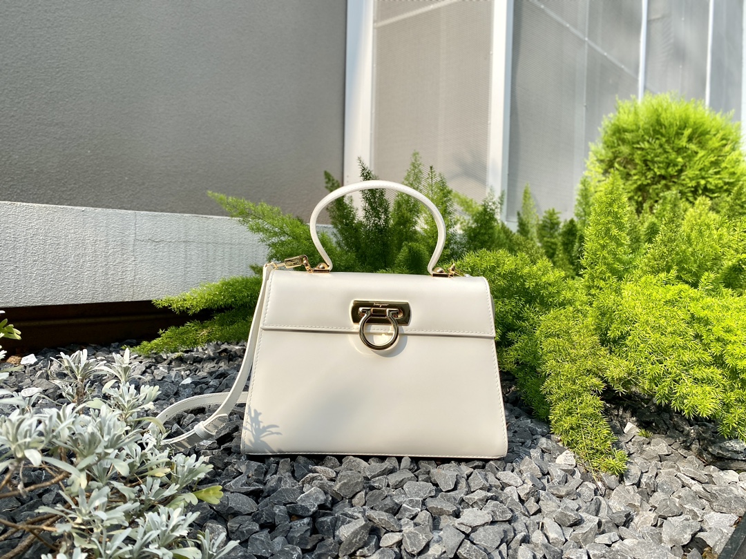 Ferragamo [SF] Special counter limited edition museum series retro horseshoe bag large size DY-212181. Original imported box leather, light gold