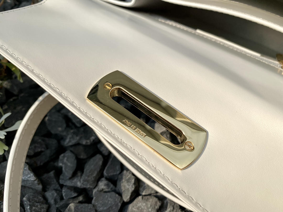 Ferragamo [SF] Special counter limited edition museum series retro horseshoe bag large size DY-212181. Original imported box leather, light gold