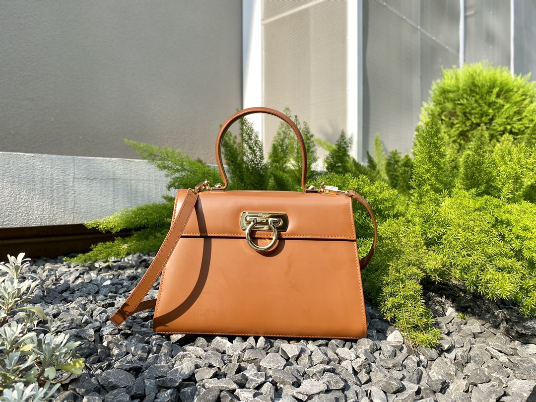Ferragamo [SF] Special counter limited edition museum series retro horseshoe bag large size DY-212181. Original imported box leather, light gold