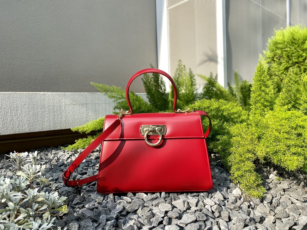 Ferragamo [SF] Special counter limited edition museum series retro horseshoe bag large size DY-212181. Original imported box leather, light gold