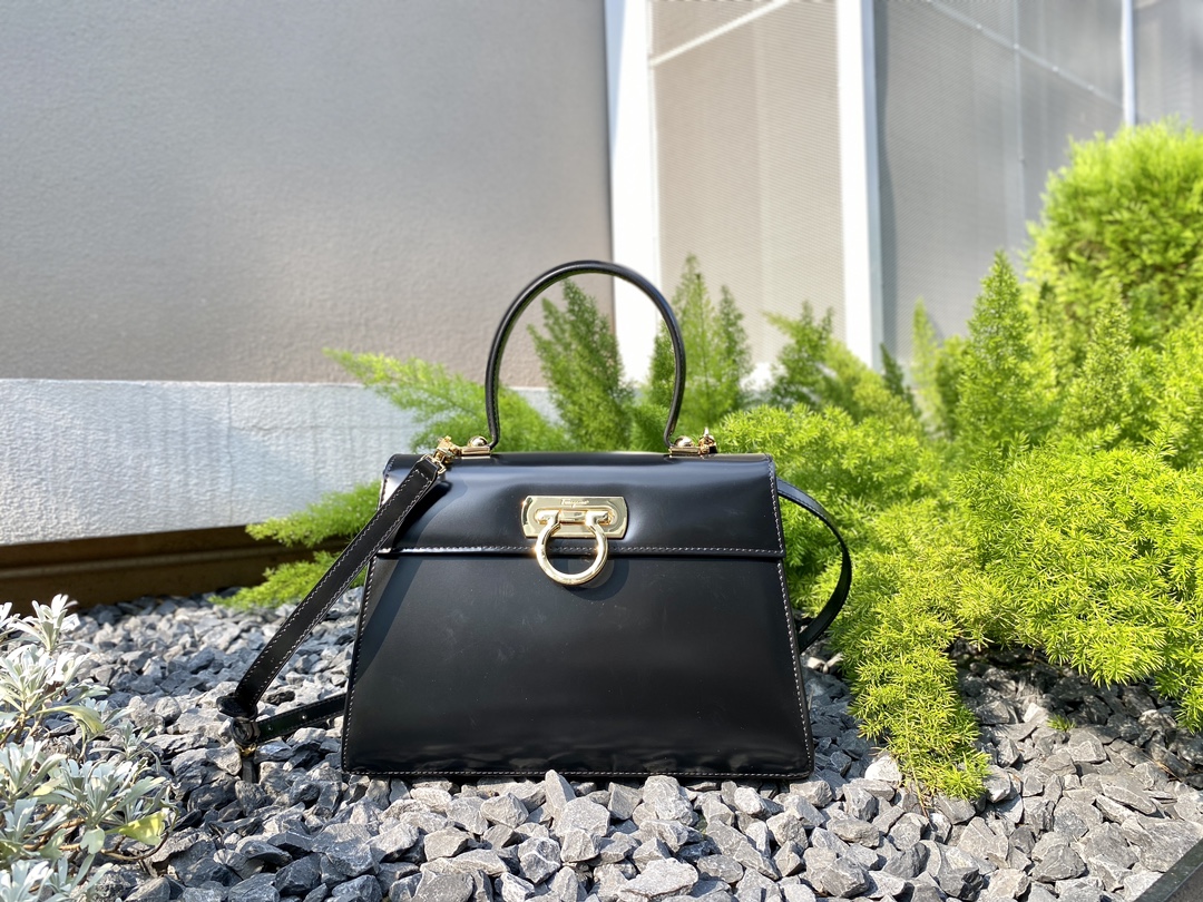 Ferragamo [SF] Special counter limited edition museum series retro horseshoe bag large size DY-212181. Original imported box leather, light gold