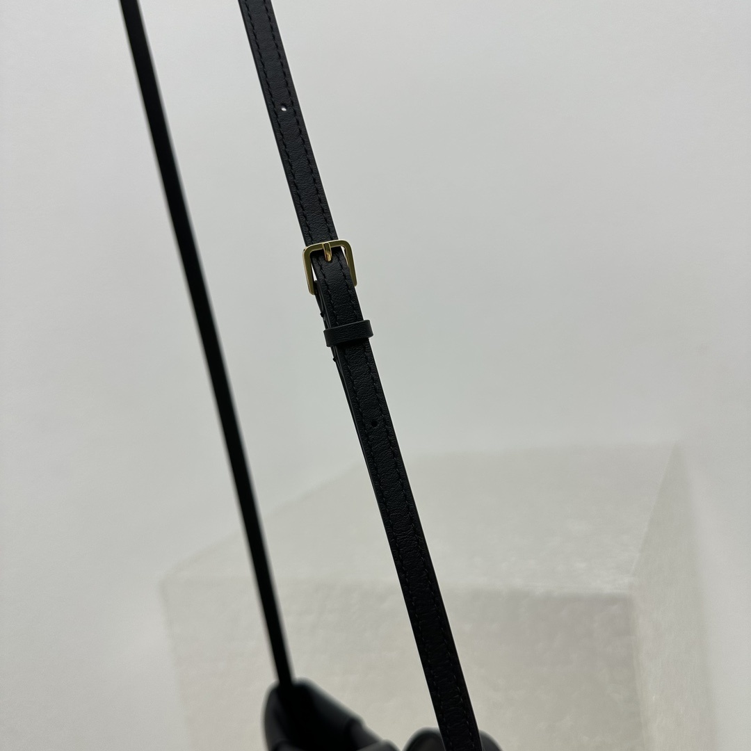 全皮黑色Camdem马鞍包这款依然主打黑色和棕色皮质是细腻哑光质感手感好到没话说大小适中️手提️斜挎隐形