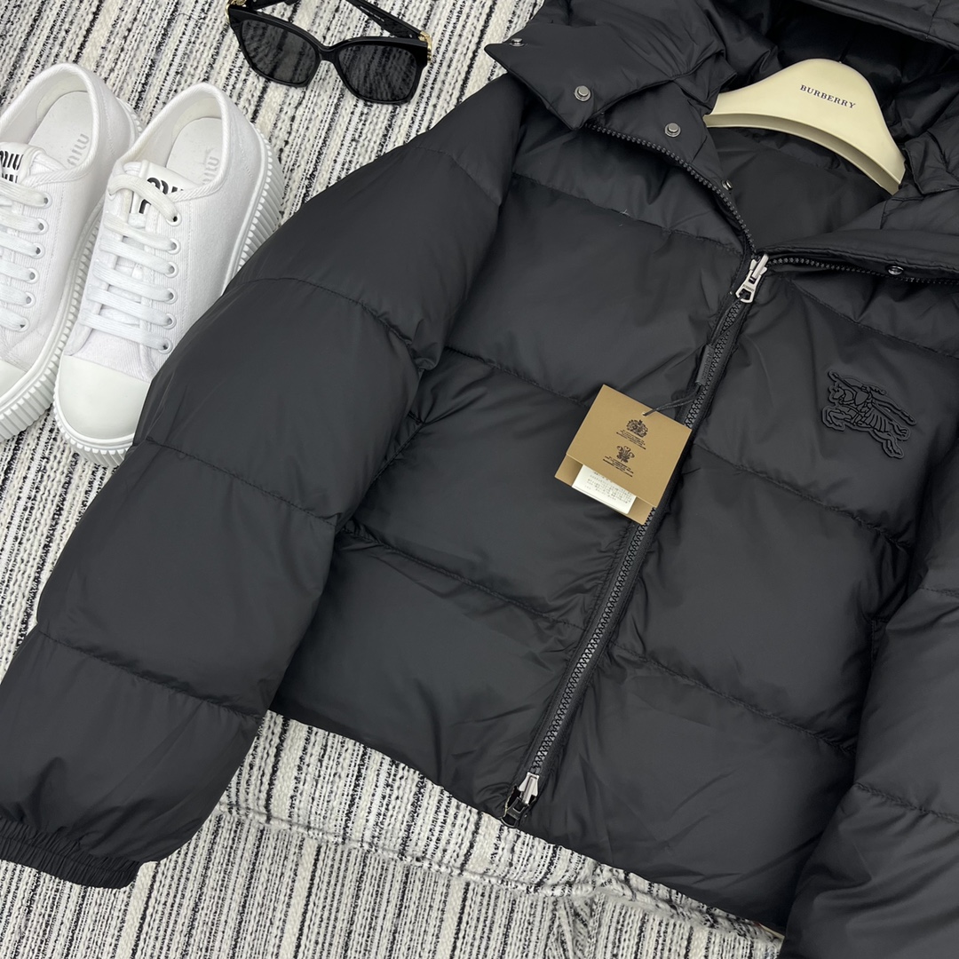 Guangzhou high-end BURBERRY women's plaid reversible short down jacket, detachable hood, dual-wear design. Top custom fabric, 90% white goose down, lightweight warm. Black, sizes S-M-L.-Big cat
