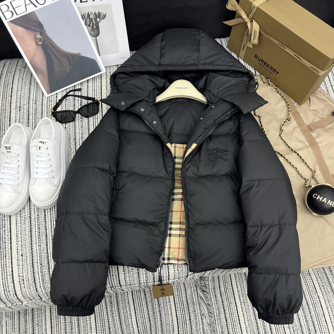 Guangzhou high-end BURBERRY women's plaid reversible short down jacket, detachable hood, dual-wear design. Top custom fabric, 90% white goose down, lightweight warm. Black, sizes S-M-L.-Big cat