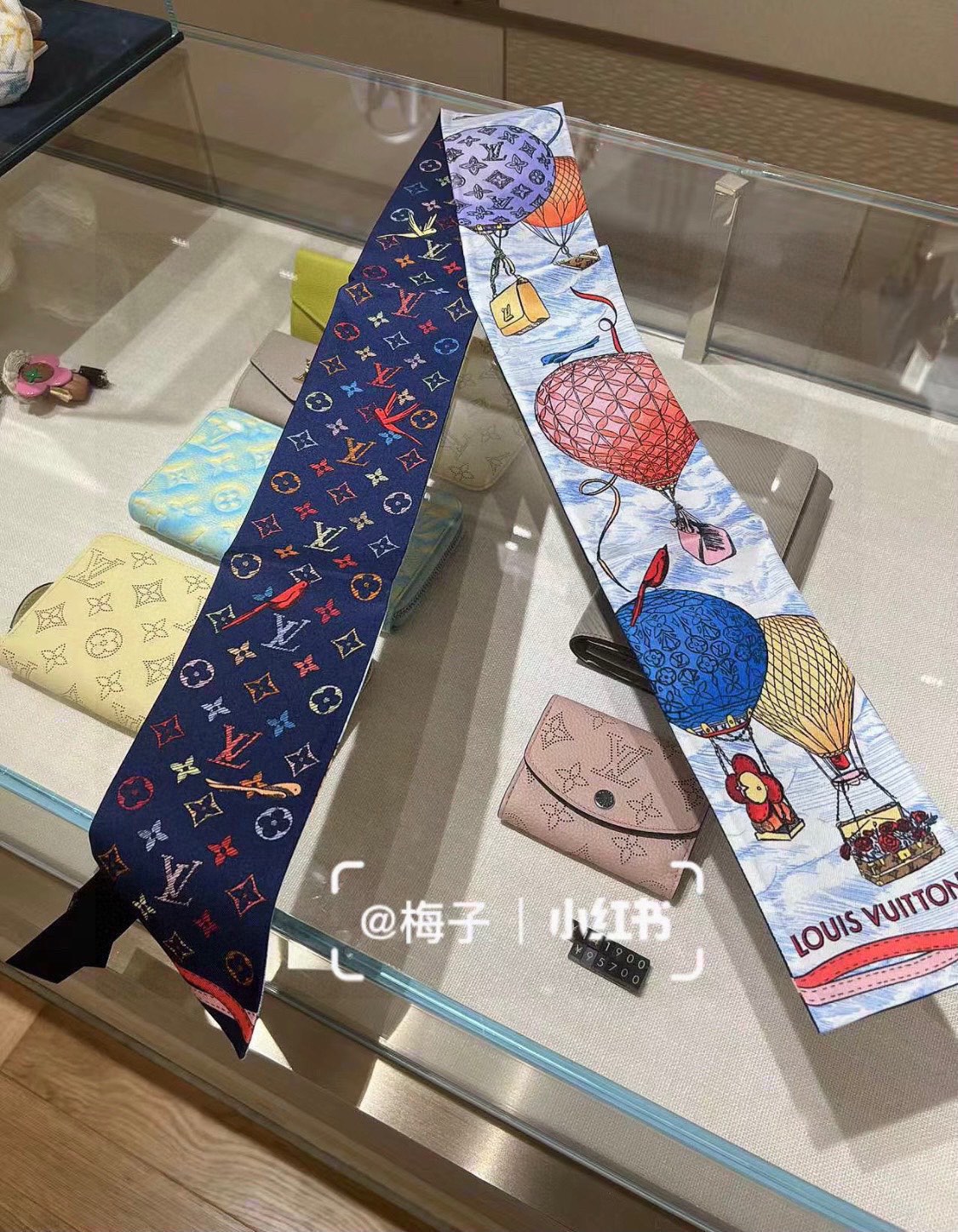 NO:378776,Special 55 Super beautiful L home scarf!  Double silk!  It is a variety of uses, and it is very unique when tied up, as a headband or a small scarf. It is also very beautiful when paired with a simple base or a shirt hanging around the neck!  Silk!  The latest style of counter scarves, streamers, hair tie, louis vuitton, shirts, real silk19860909特55 超好看L家丝巾！双层真丝！ 多种用途,绑包包上,当发带或者小领巾都相当别致 配简单打底或者衬衫随便往脖子一挂也是极好看的！ 真丝！专柜最新款丝巾,飘带，发束,louis vuitton,shirts,real silk,accessory