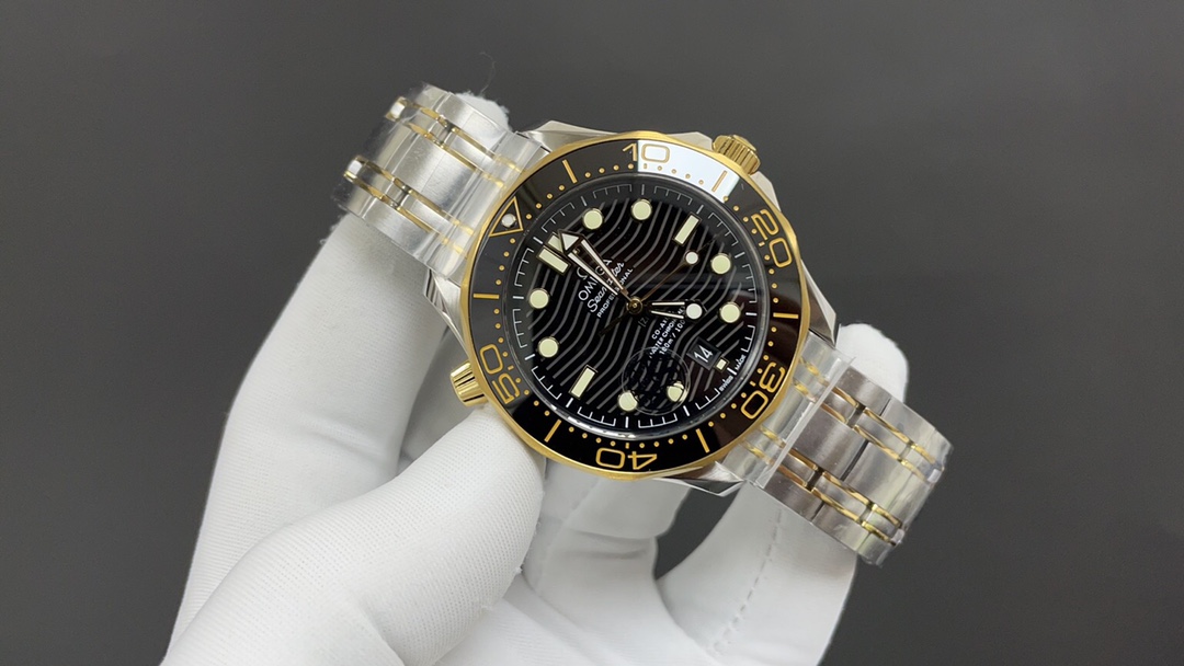 Omega 欧米茄 海马300 间黄金 黑面 42mm 8800机