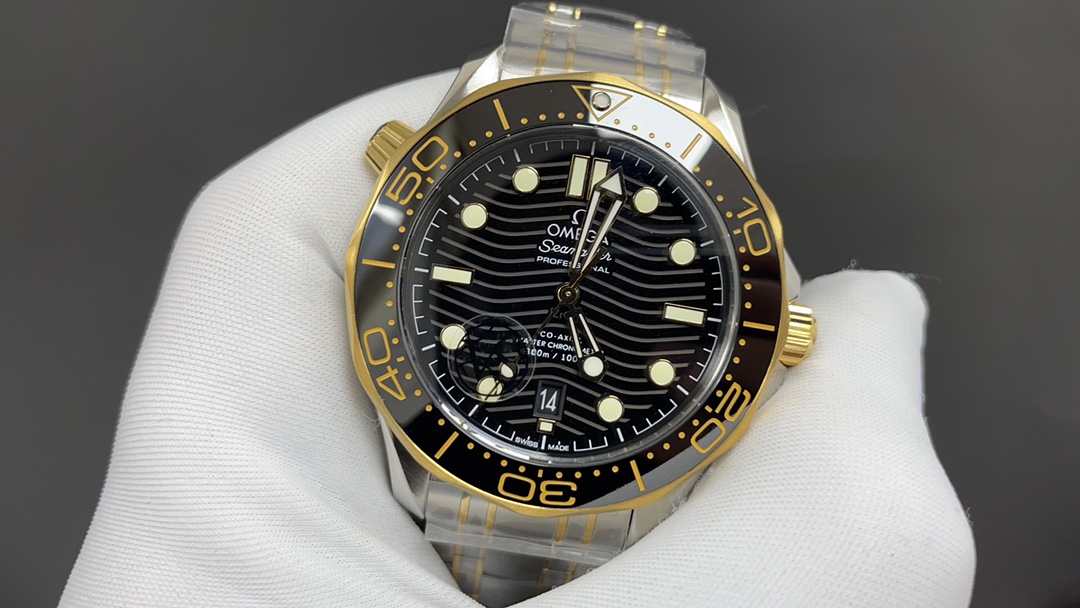 Omega 欧米茄 海马300 间黄金 黑面 42mm 8800机