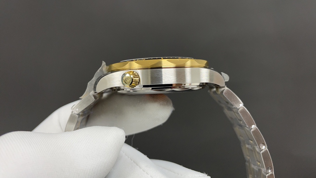 Omega 欧米茄 海马300 间黄金 黑面 42mm 8800机