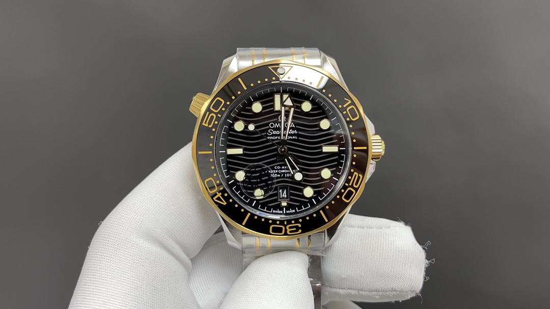 Omega 欧米茄 海马300 间黄金 黑面 42mm 8800机