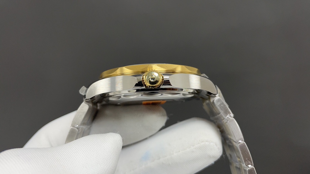 Omega 欧米茄 海马300 间黄金 黑面 42mm 8800机