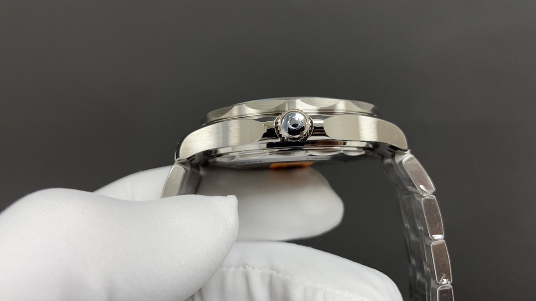 Omega 欧米茄 海马 007 女王密使 42mm 8800机